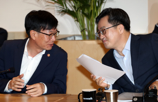 2일 오전 서울 중구 위워크 서울역점에서 열린 혁신성장 관계장관회의가 열리기 전 김동연 부총리 겸 기획재정부 장관(오른쪽)과 김상조 공정거래위원장이 이야기하고 있다.   연합뉴스